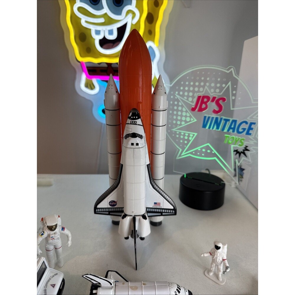 Space Shuttle Launch Set With Figures - Picture 4 of 6